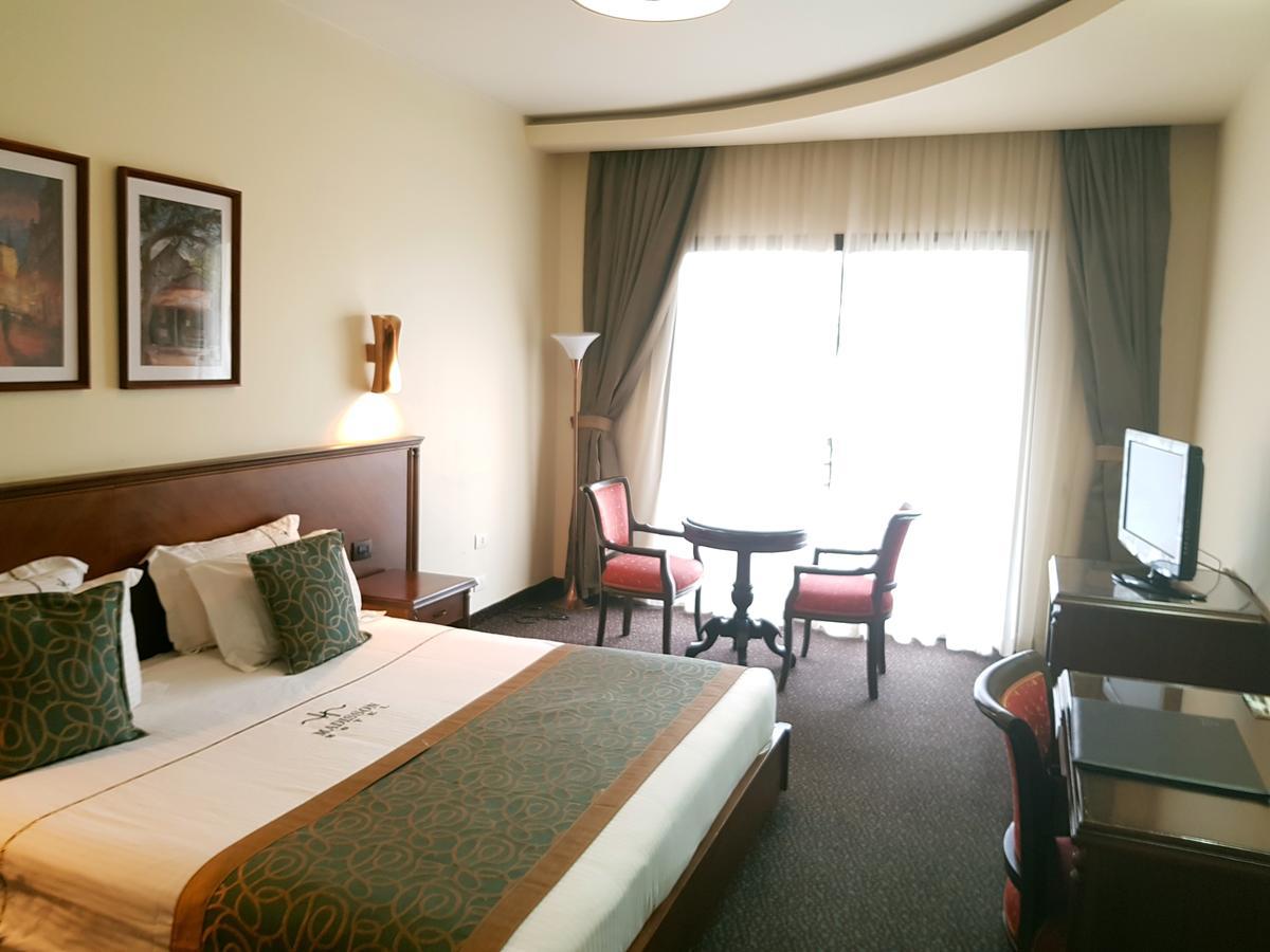 Madisson Hotel Džunija Exteriér fotografie