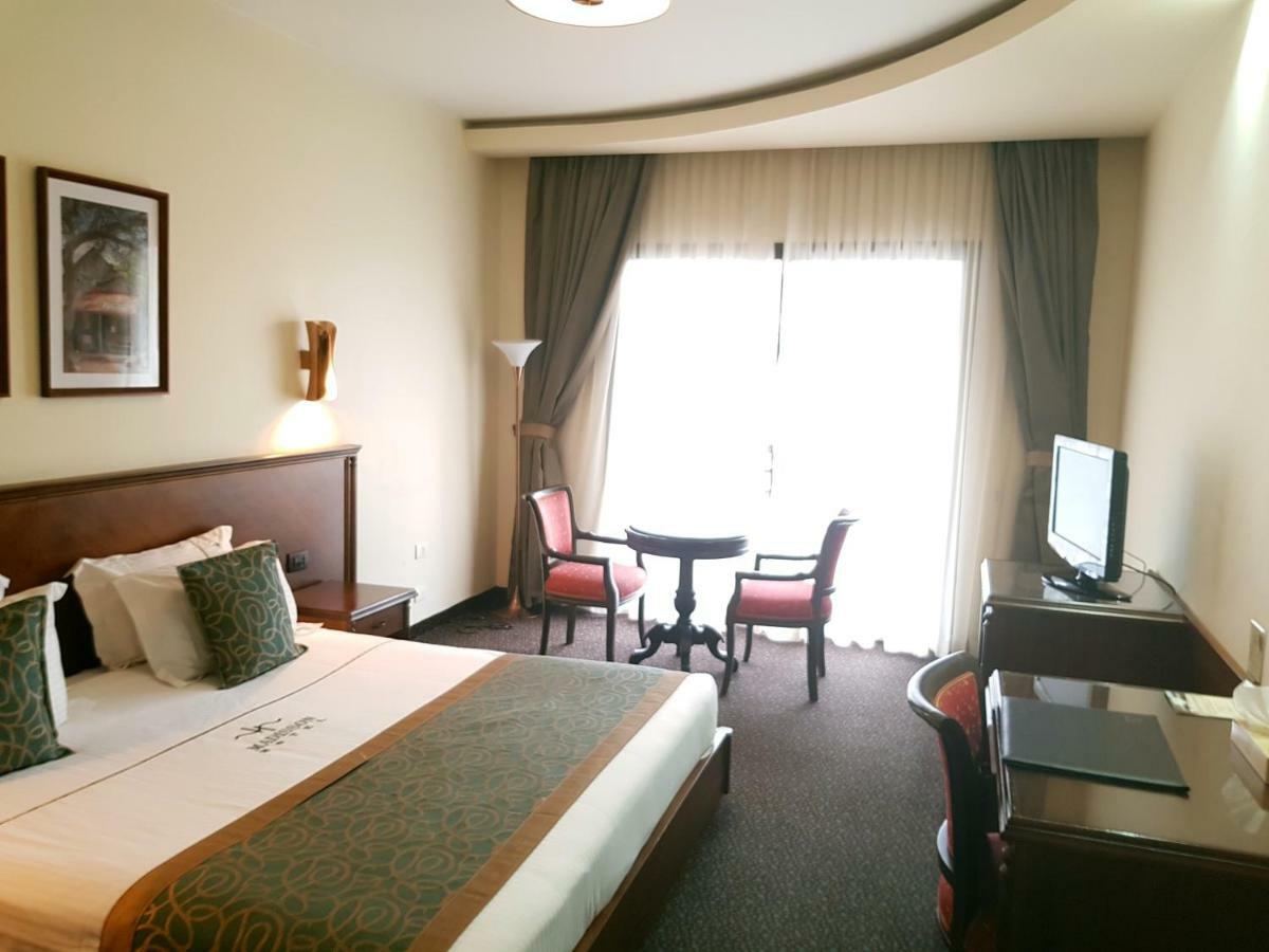 Madisson Hotel Džunija Exteriér fotografie