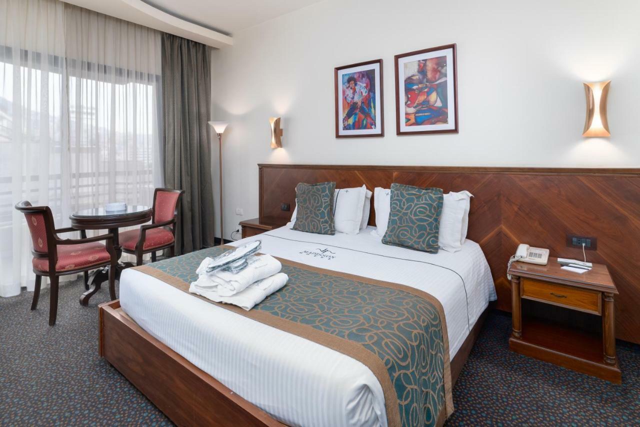 Madisson Hotel Džunija Exteriér fotografie